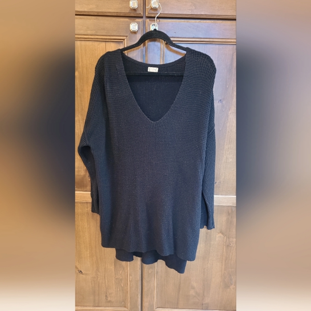 Free People Long Sleeve V-Neck Pullover Sweater. Black. Size M/L